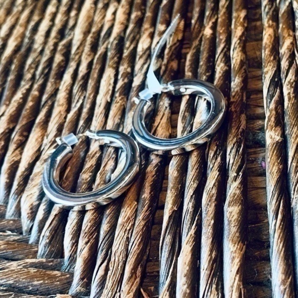 ✨💛 Silver Tone High Shine Hoops ✨✨ - Picture 5 of 5